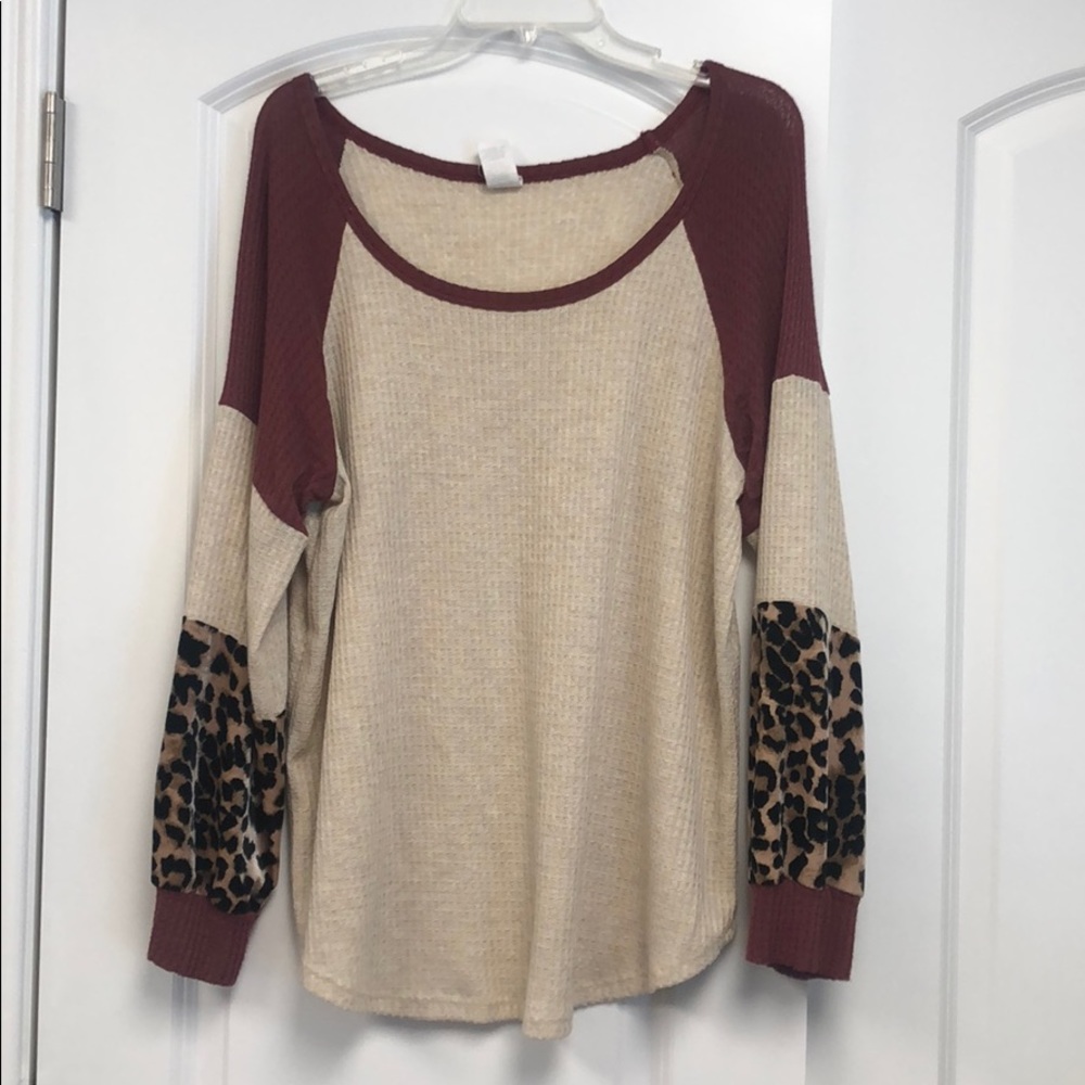 Women’s Waffle shirt with leopard sleeves!